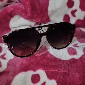 NWT AVIATOR TORTISHELL AND GOLD SUNGLASSES